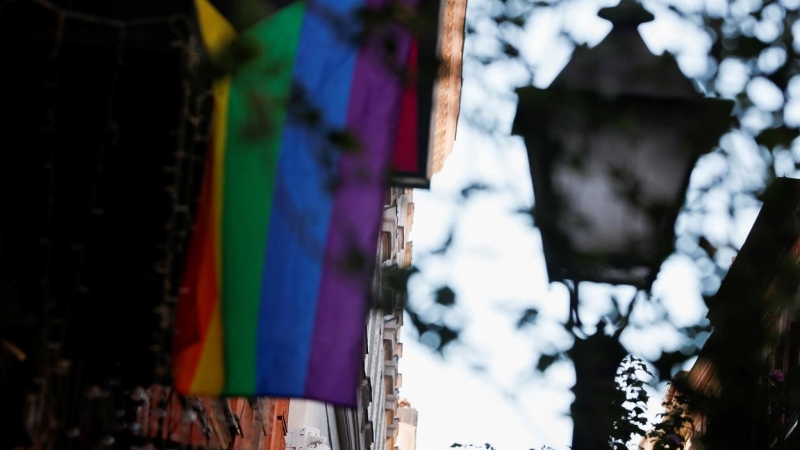Una bandera LGTBI en el madrileño barrio de Malasaña. REUTERS/Susana Vera