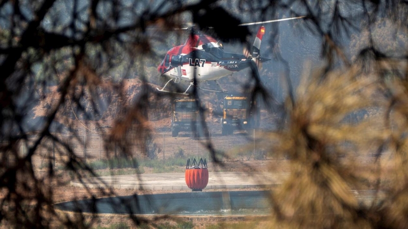 Un helicóptero trabaja en la extinción del incendio forestal de Sierra Bermeja que ha afectado a cuatro municipios de la provincia de Málaga.