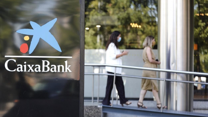 El logo de Caixabank, en sus oficinas en Madrid. E.P./Jesús Hellín