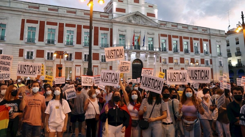 Concentración contra la homofobia en Madrid