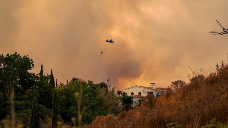 El incendio de Sierra Bermeja, en Málaga, que afecta a cuatro municipios (Estepona, Benahavís, Jubrique y Genalguacil).
