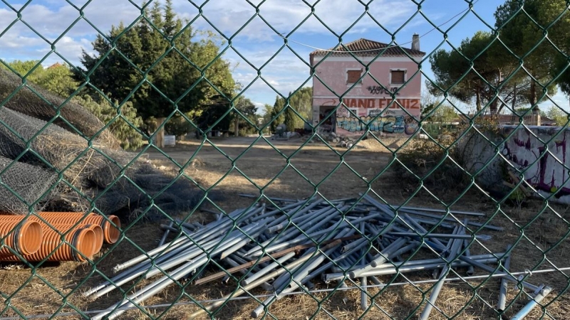 Vista de herramientas y tubos en el recinto de las obras de la Dehesa de Navalcarbón, en Las Rozas, donde se pretende construir un centro de educación ambiental.