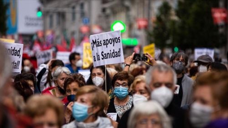 Una mujer con un cartel en la que se lee: `Más apoyos a la sanidad´, participa en la manifestación convocada por Marea Blanca, en defensa de la Atención Primaria de la Comunidad de Madrid, a 20 de junio de 2021, en Madrid, (España).