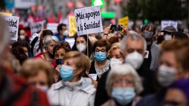 Una mujer con un cartel en la que se lee: `Más apoyos a la sanidad´, participa en la manifestación convocada por Marea Blanca, en defensa de la Atención Primaria de la Comunidad de Madrid, a 20 de junio de 2021, en Madrid, (España).