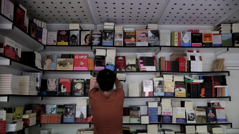 Un hombre coloca una de las casetas de la Feria del Libro, a 9 de septiembre de 2021, en Madrid (España).