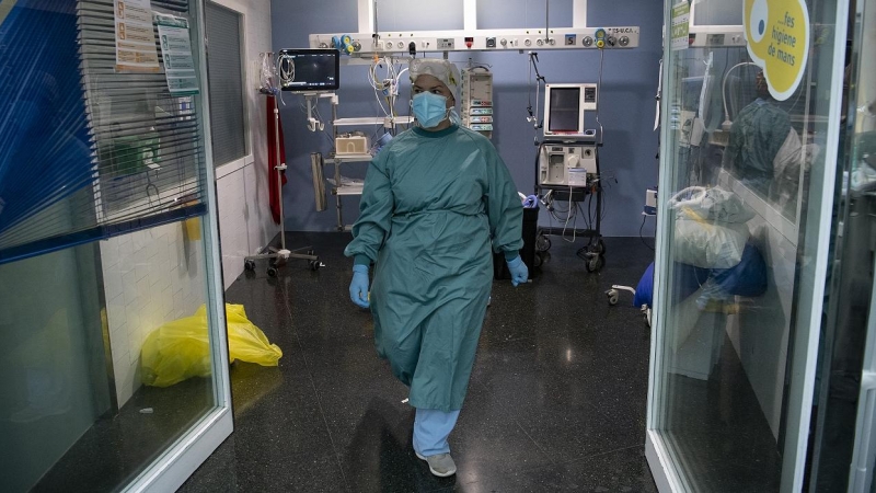 Una trabajadora sanitaria en la zona covid de la unidad de cuidados intensivos (UCI) del Hospital del Mar, en Barcelona. AFP/Josep Lago