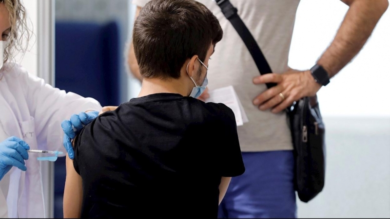 Un jóven se vacuna en el punto de vacunación de la Ciudad de las Artes y las Ciencias de València.