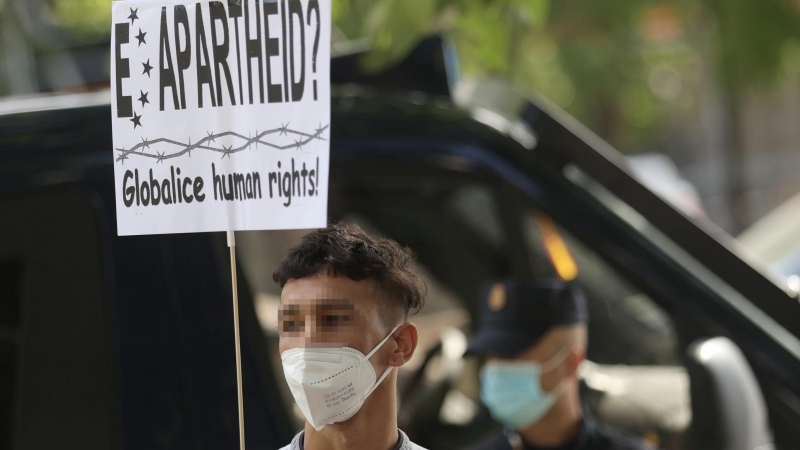 10/09/2021.- Un joven con un cartel en el que se lee: 'Apartheid?', en una concentración frente al Ministerio del Interior para exigir la reforma del Reglamento de Extranjería. Eduardo Parra / Europa Press