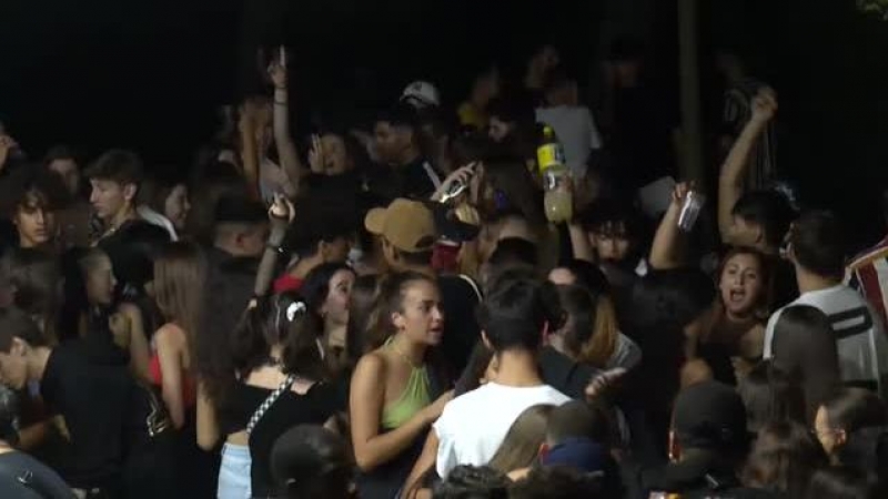 Nueva noche de macrobotellón en Barcelona con miles de jóvenes de fiesta