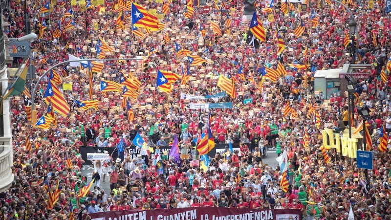 Centenares de personas participan en la manifestación convocada por la ANC en Barcelona con motivo de la Diada del 11 de septiembre, que avanza desde la plaza Urquinaona hasta la Estación de Francia, donde está instalado el escenario para los parlamentos