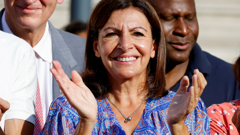 La alcaldesa de París, Anne Hidalgo, aplaude mientras asiste a una ceremonia con la delegación paralímpica francesa, frente al ayuntamiento en París, Francia, el 6 de septiembre de 2021.