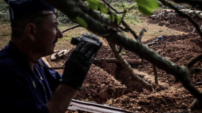 Mando falangista en su puesto de observación en una trinchera con soldados regulares y tropas africanas de Ejercito sublevado. Grullos, Asturias, 11 de Septiembre, 2021.