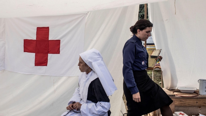 Voluntarias representan a una enfermera monja y a una falangista en un hospital de campaña del bando sublevado en Grullos, Asturias, 11 de Septiembre, 2021.