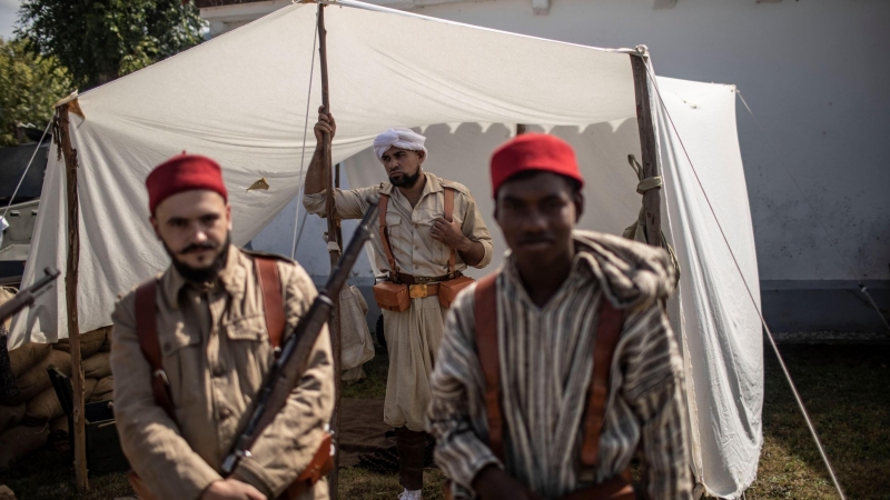 Voluntarios ataviados con el uniforme de las tropas moras del Ejercito Sublevado en el museo viviente. Grullos, Asturias, 11 de Septiembre, 2021.