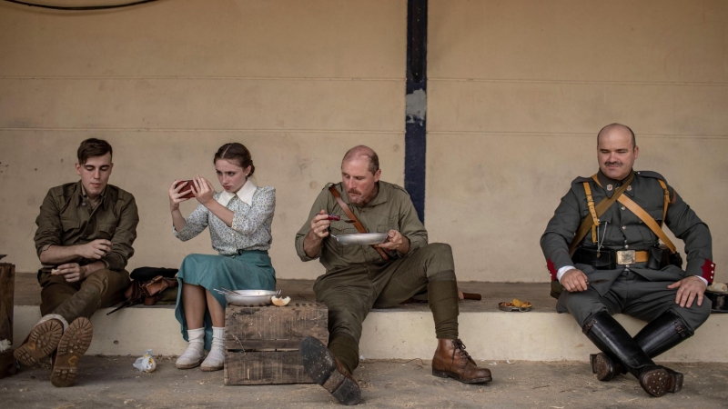 Voluntarios ataviados de época durante el descanso para la comida. Grullos, Asturias, 11 de Septiembre, 2021.