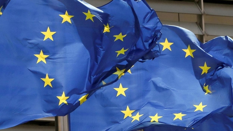 Banderas de la UE en el exterior del edificio de la sede de la Comisión Eureopa, en Bruselas. REUTERS/Yves Herman