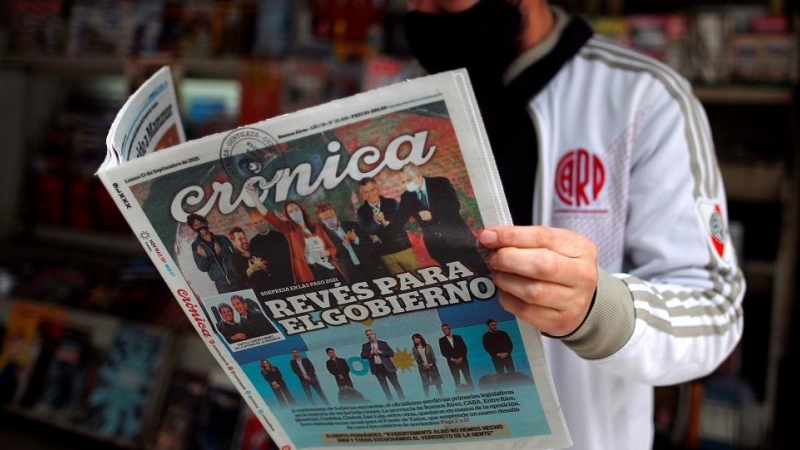 Un hombre lee un periodico con la información de los resultados de las elecciones primarias en Argentina, en el centro de Buenos Aires. REUTERS/Agustin Marcarian