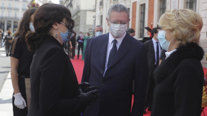 La presidenta de la Comunidad de Madrid, Isabel Díaz Ayuso, habla con los expresidentes madrileños Esperanza Aguirre y Alberto Ruiz-Gallardón antes de los actos de celebración de la fiesta de la Comunidad de Madrid, el 2 de mayo de 2020. E.P.