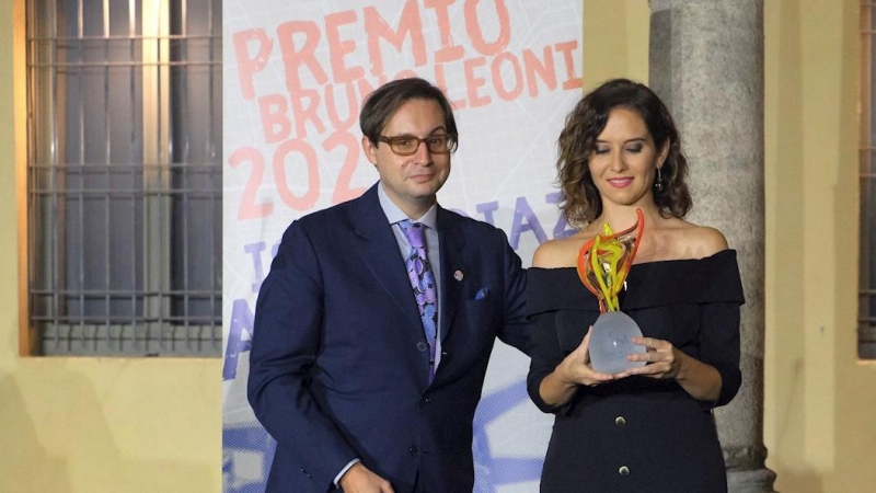 La presidenta de la Comunidad, Isabel Díaz Ayuso, recibe el premio Llama de la Libertad, concedido por el Instituto Bruno Leoni, por su gestión de la pandemia,  en el Museo Diocesano de Milán. EFE/Comunidad de Madrid