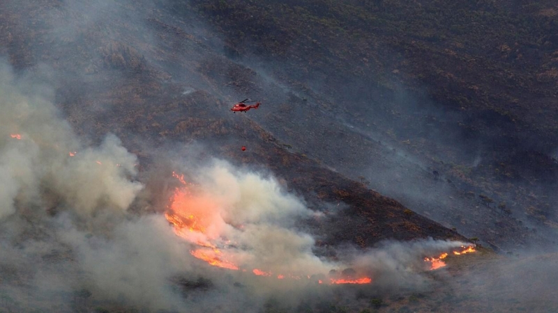 Varios medios intentan extinguir el incendio de Sierra Bermeja, este lunes.
