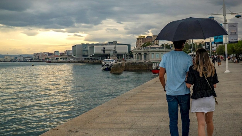 Una pareja de turistas pasea por Santander.