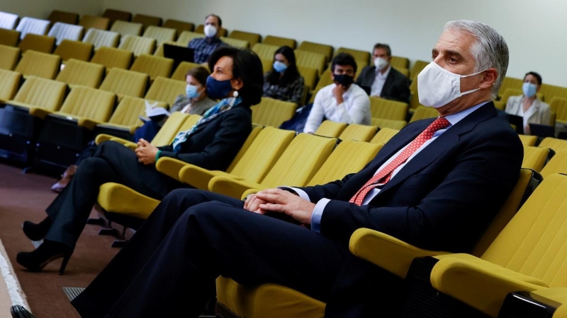 En primer término, el banquero italiano Andrea Orcel (actualmente consejero delegado de UniCredit), y, al fondo, la presidenta del Banco Santander Ana Patricia Botin, en la primera sesión del juicio por el frustrado fichaje como número dos de la entidad e