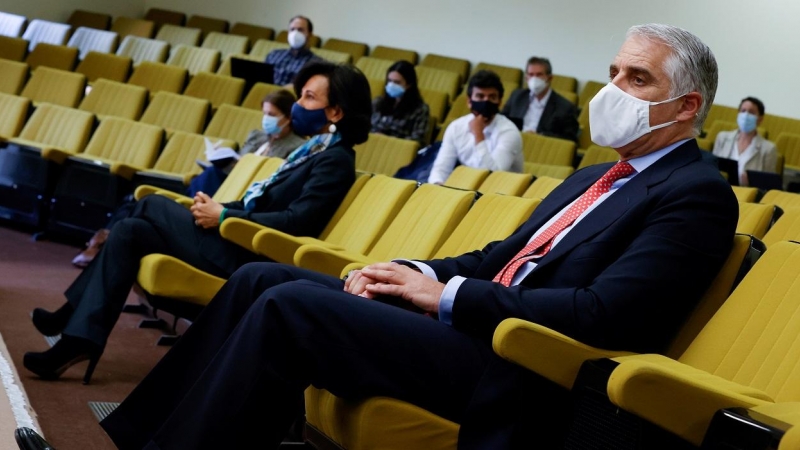 En primer término, el banquero italiano Andrea Orcel (actualmente consejero delegado de UniCredit), y, al fondo, la presidenta del Banco Santander Ana Patricia Botin, en la primera sesión del juicio por el frustrado fichaje como número dos de la entidad e