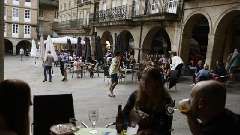 Bares y restaurantes en el casco histórico de Orense durante el primer día de restricciones en la hostelería de los municipios que se encuentren en niveles máximos y altos de restricciones por coronavirus, a 24 de julio de 2021, en Ourense,