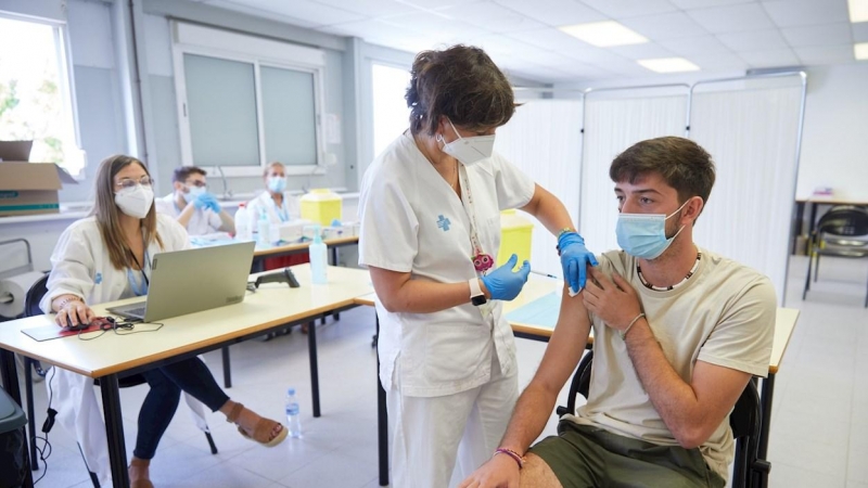 Un joven se vacuna en el centro de vacunación sin cita previa que se ha montado en la Universidad de Girona, este martes 14 de septiembre.