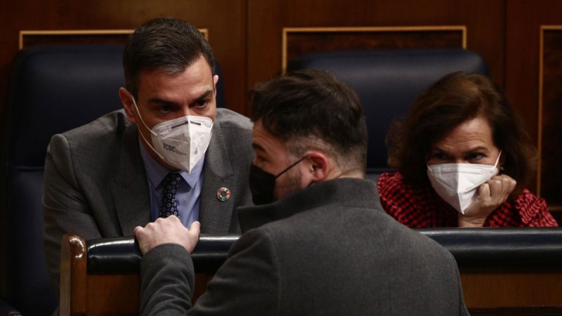 17/02/2021.- El presidente del Gobierno, Pedro Sánchez y el portavoz parlamentario de ERC, Gabriel Rufián, conversan durante una sesión de Control al Gobierno celebrada en el Congreso. E. Parra / Europa Press