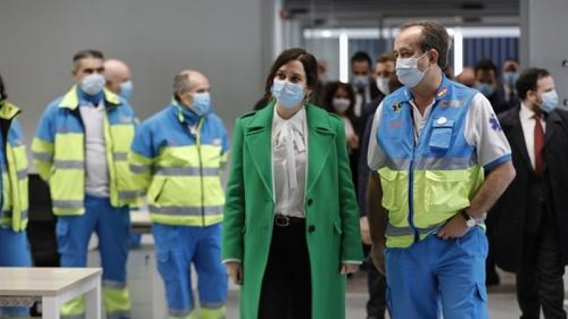 La presidenta de la Comunidad de Madrid, Isabel Díaz Ayuso, junto a trabajadores del SUMMA 112 durante la inauguración del Hospital Isabel Zendal, nuevo recurso de la sanidad pública madrileña, en Madrid (España), a 1 de diciembre de 2020.