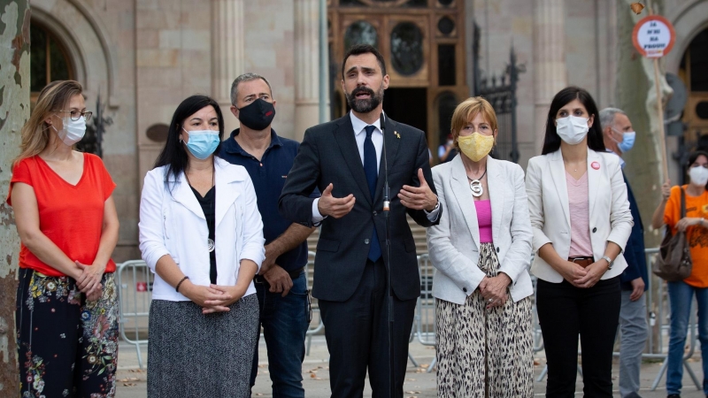 El conseller de Empresa y Trabajo de la Generalitat, Roger Torrent, interviene a su salida del Tribunal Superior de Justicia de Cataluña donde ha acudido para declarar por presunta desobediencia.