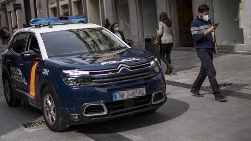 Un coche de la Policía Nacional patrulla por las inmediaciones de la Puerta del Sol, en Madrid.