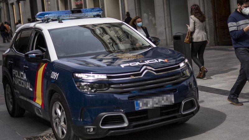 Un coche de la Policía Nacional patrulla por las inmediaciones de la Puerta del Sol, en Madrid.