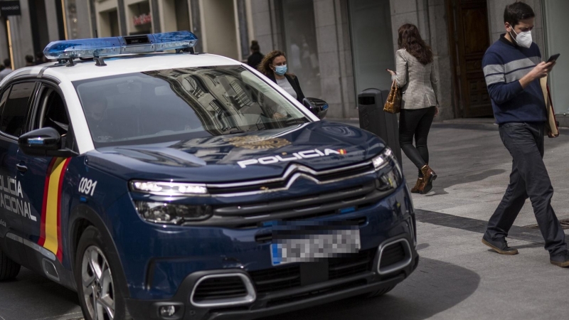 Un coche de la Policía Nacional patrulla por las inmediaciones de la Puerta del Sol, en Madrid.