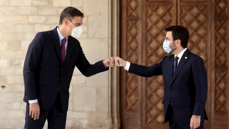 El presidente de la Generalitat, Pere Aragonès, recibe al presidente del Gobierno, Pedro Sánchez, a su llegada al Palau de la Generalitat en Barcelona.