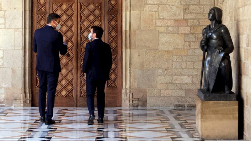 El presidente de la Generalitat, Pere Aragonès, recibe al presidente del Gobierno, Pedro Sánchez, a su llegada al Palau de la Generalitat en Barcelona.