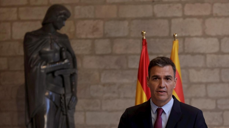 El presidente del Gobierno, Pedro Sánchez, comparece ante los medios tras su reunión con el president de la Generalitat, Pere Aragonès.