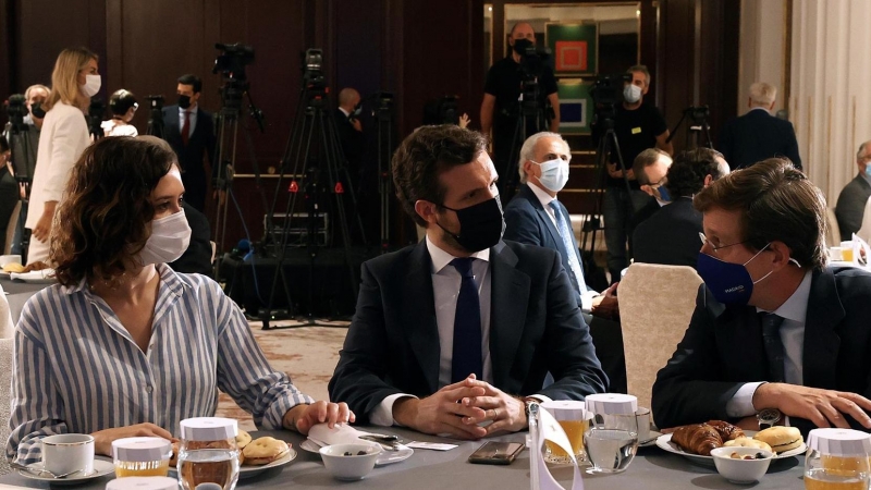 La presidenta de la Comunidad de Madrid, Isabel Díaz Ayuso (i) y el alcalde de Madrid, José Luis Martínez-Almeida (d) conversan con el líder del PP, Pablo Casado (c) durante el desayuno informativo del Fórum Europa la pasada semana en Madrid. (7-9-2021)