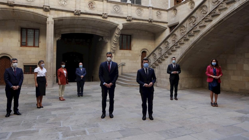 El presidente de la Generalitat, Pere Aragonès, y el presidente del Gobierno, Pedro Sánchez, en el Palau de la Generalitat en Barcelona, junto los ministros y consellers que han participado en la mesa de diálogo sobre Catalunya este miércoles 15 de septie