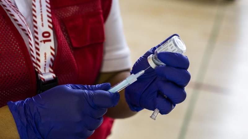 Una voluntaria de Cruz Roja prepara una dosis de la vacuna de Moderna contra el Covid.