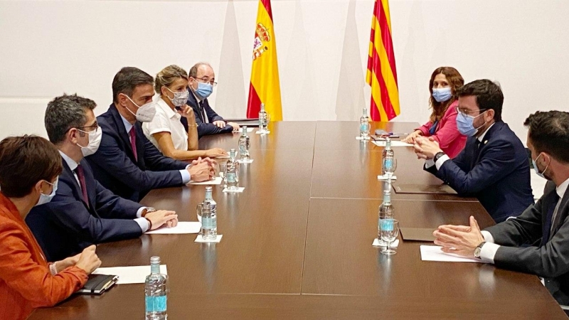 Les delegacions dels governs de Catalunya i de l’Estat s’han reunit a la Sala Torres Garcia del Palau, un cop acabada la reunió entre els presidents.