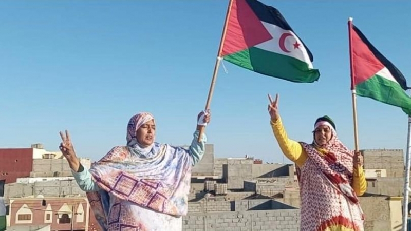 Sultana Jaya (izquierda) y otra activista, reclamando los derechos del pueblo saharaui.