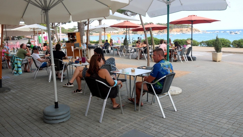 Clients en una terrassa de Sant Feliu de Guíxols aquest agost.