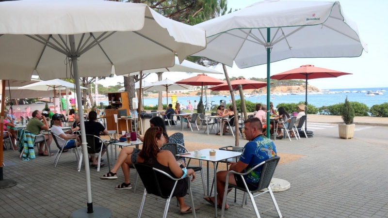 Clients en una terrassa de Sant Feliu de Guíxols aquest agost.