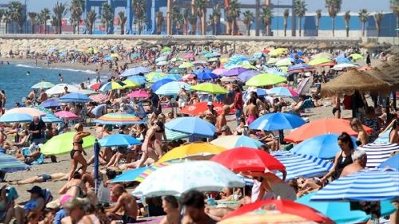 Bañistas y turistas disfrutan de un día en la playa de La Malagueta, este pasado mes de agosto.