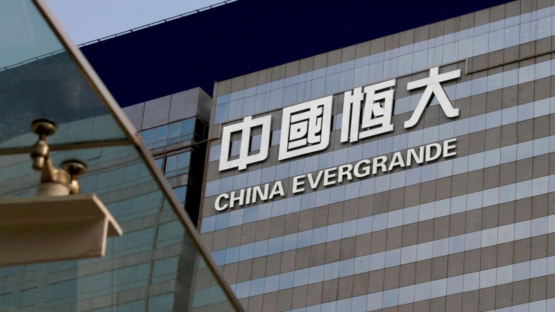 El logo de China Evergrande en su sede de Hong Kong.