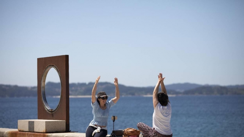 Dos mujeres hacen ejercicio en el paseo marítimo de la playa de Sanxenxo, a 4 de junio de 2021, en Sanxenxo, Pontevedra, Galicia,