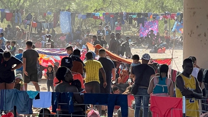 Cientos de migrantes, la mayoría haitianos, albergados este jueves en el campamento de migrantes debajo del Puente Internacional en Del Río, Texas.