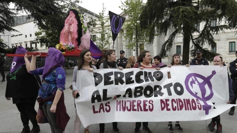 Imagen de archivo de una concentración frente a las puertas del Congreso a favor del derecho al aborto. EFE